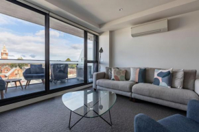 Light-filled Stylish Living in Diverse Hawthorn